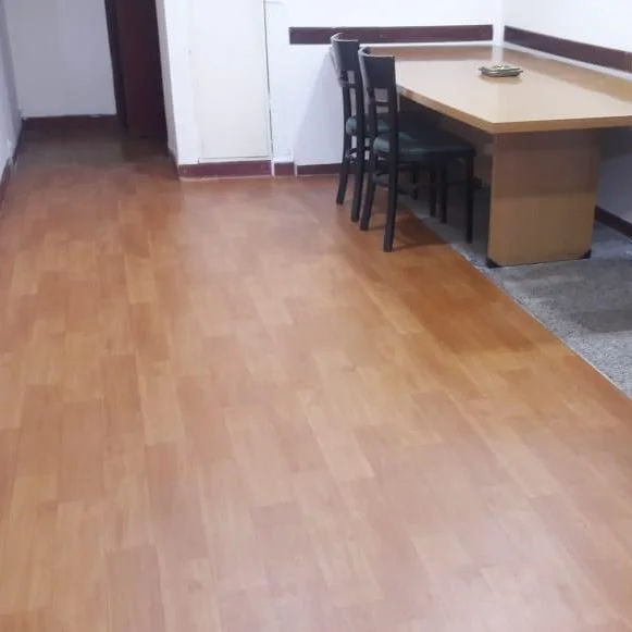 Piso vinilico en rollo colocado